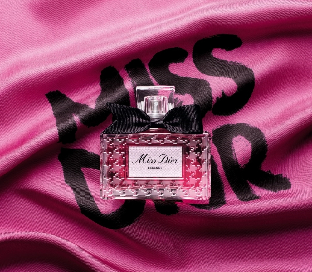 2025全新「MISS DIOR極緻香精」絢麗花果香調X沉穩木質底蘊，優雅無畏